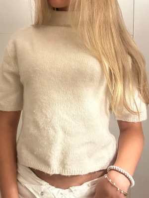  Beige Turtle Neck Tröja -  Säljer denna fina tröjan från Gina Tricot, Tröjan är i storleken 146/152 och Jag säljer den för 69 kr. Skriv om ni har frågor💕