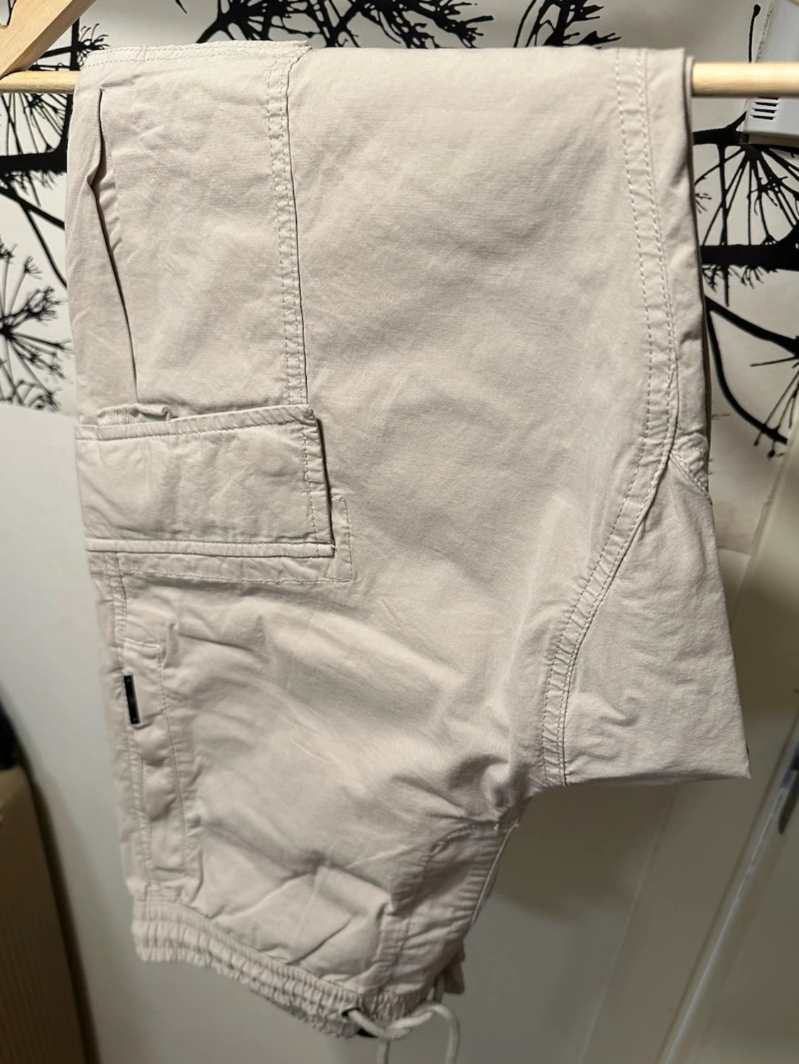 Beige cargobyxor med dragsko - 3