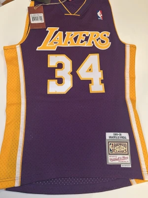 Mitchell & Ness Lakers jersey  - Aldrig använd, alla lapparna är fortfarande kvar. Köpt från Zalando. Nypris 1545