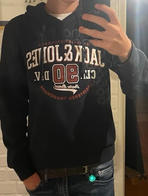 Mörkblå hoodie ( passar 155-165 - Mörkblå hoodie från Jack and Jones som passar dig som är mellan 155-165 cm. Väldigt bra skick bara använd ett par gånger