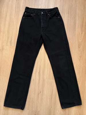 Levi’s 501 - Säljer dessa svarta Levi’s 501 i storlek 30/32. Jeansen är i gott skick, använd fåtal gånger. Skriv ifall funderingar.