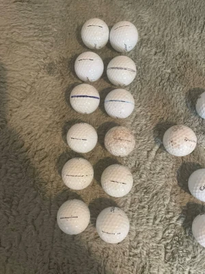 Stort paket med golfbollar - Säljer ett blandat paket med vita och en gul golfboll från olika märken, bland annat Titleist Pro V1. Perfekt för dig som vill fylla på golfbolls-förrådet. Bollarna har olika tryck och vissa har markeringar.
