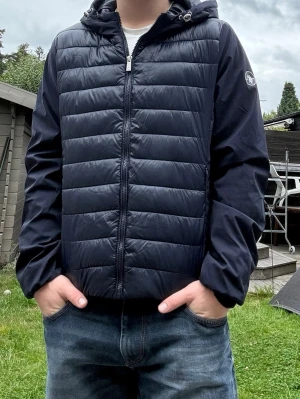 Fodrad cardigan - Riktigt snygg mörkblå cardigan med luva som är fodrad. Storlek 48, motsvarar S. Fint skick.