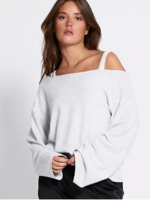 Ljusgrå off shoulder stickad tröja - Trendig ljusgrå stickad tröja med off shoulder-design och breda ärmar. Tröjan har en rak passform och dekorativa axelband i spets. Perfekt för dig som gillar en avslappnad men ändå snygg stil.
