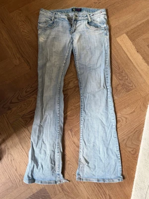 Ljusblå bootcut jeans -  ljusblå bootcut jeans 