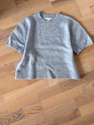 Blue shortsleeved knitted sweater - Size: 145-152, almost never used sweater, sthlm stil (stockholmstil)