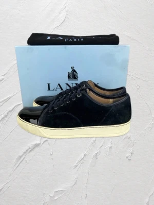 Svarta Lanvin Cap toe  - Hej! Nu säljer vi dessa as feta lanvin Cap toe i storlek 44. Dessa skor har väldigt mycket liv kvar i sig och är i väldigt bra skick. Inte ens en enda repa på toen. MVH Emil 