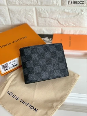 Louis Vuitton plånbok Svart - Snygg plånbok från Louis Vuitton i klassiskt Damier Graphite-mönster. Plånboken är svart och grå med rutigt mönster, tillverkad i tåligt canvasmaterial. Flera kortfack och plats för ID-kort. Perfekt accessoar för dig som gillar stilren design.