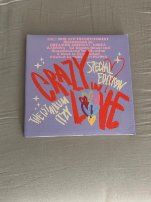 ITZY Crazy In Love Special Edition - Säljer ITZY:s första album 'Crazy In Love' Special Edition. Omslaget är lila med färgglad grafisk text och hjärtmotiv. Albumet innehåller en tracklist på baksidan och är tryckt på hård kartong. Perfekt för K-pop fans och samlare! Albumet innehåller två photocard, en poster, flera bilder på alla i itch, photobook och en cd.