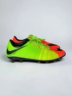 Nike Hypervenom Phantom 3 - Nike Hypervenom Phantom III – helt nya, aldrig använda!  Storlek: 44  Säljer dessa i det klassiska “Radiation Flare”-utförandet – neongrönt möter rött med den ikoniska Nike-swooshen i svart. Dynamic Fit-kragen ger en sockliknande passform runt ankeln för maximal känsla och stöd, perfekt för den tekniska spelaren som vill ha kontroll i varje touch.  ✅ Helt nya, sprillans oanvända – inga spår av slitage ✅ Storlek 44 ✅ Original Nike-påse och box medföljer ✅ Äkta vara, köpta direkt från auktoriserad