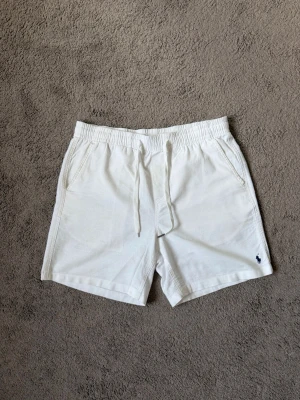 Ralph lauren linneshorts - Hej ! Säljer nu dessa vita linne shortsen ifrån polo Ralph Lauren. Använd 1-2 gånger, storlek M passar perfekt till en semester eller till soliga dagar. Pris kan diskuteras vid snabbaffär mvh 47 😁🙌