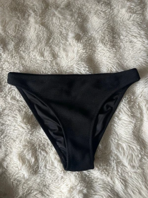 svart bikini underdel - säljer en svart bikini underdel från intersport. använt fåtal gånger. inga defekter!😙
