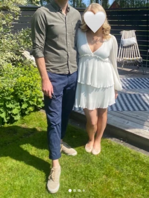 Studentklänning  - Superfin vit kortklänning! Perfekt till studenten eller skolavslutning🤍🌟 Priset är diskuterbart vid snabb affär🥰