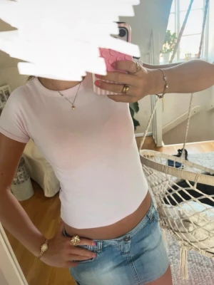 Ljusrosa tshirt  - Fint skick, storlek 152 men passar mig som är XS och passar som en xxs också beroende på hur man vill att den sitter 