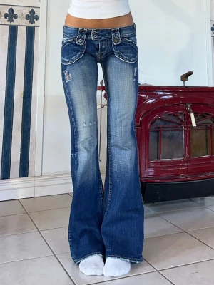 Lågmidjade jeans - Midjemått 82cm (40cm rakt över)❣️ innerbenslängd 83cm❣️Obs hål i framfickan (se bild). ❣️Jag är 165
