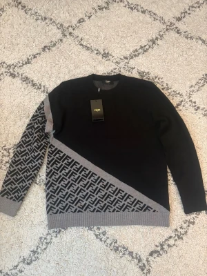 Fendi tröja  - Fendi stickad tröja med fina mönster, säljer pågrund av att den inte passar. Storleken är L man passar nog även M. Pris kan diskuteras vid snabb affär.