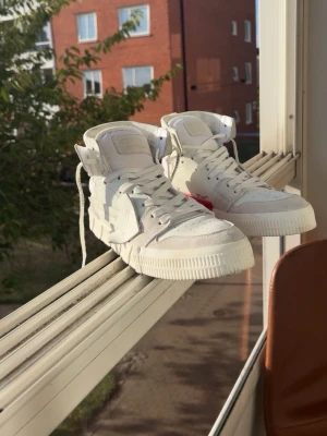 Vita high-top sneakers Off-White - Säljer ett par vita sneakers från Off-White säljer mina skor eftersom jag inte använder dom längre jätte fina och bekväma hör av dig via intresse/frågor
