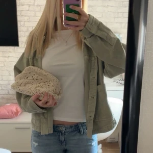 Grön jeansjacka  - Snygg ljusgrön cardiganjacka i oversized modell med stora fickor framtill och knappar längs hela framsidan. Storlek M men sitter som S.