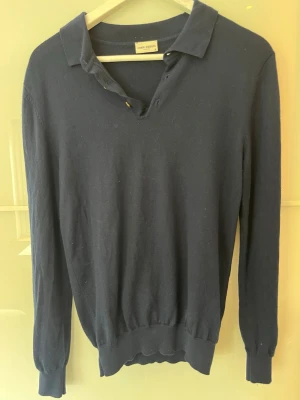 Mörkblå långärmad pikétröja John Henric - En fin marinblå John Henric tröja, i mycket bra skick. Passform: Tight i storlek så skulle rekommendera den för folk med S/XS i mått. Material: 100% Merino ull