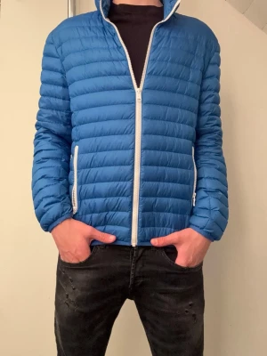 Colmar jacka  - Tjabba! Säljer nu denna colmar jackan i storlek 48! Den är i ett näst intill nytt skick 9/10, inga defekter! Om ni har några tankar eller funderingar är det bara att höra av sig!
