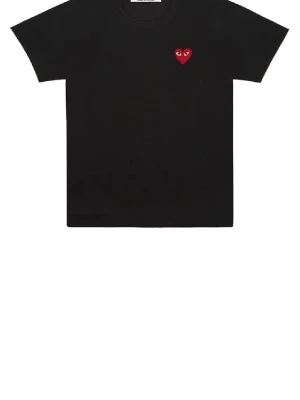 ÄKTA! cdg tisha  - Köpt från NK! Svart t-shirt i bomull med ett litet rött hjärta broderat på bröstet. Klassisk passform och rund halsringning. Perfekt basplagg med en enkel men snygg detalj.