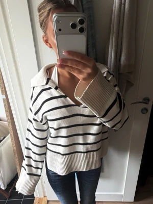 Randig stickad tröja - Randig stickad tröja från Gina tricot, knappt använd men har en jätteliten fläck som knappt syns på armen (bild 3)
