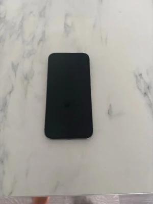 Mörkblå iPhone 14 Pro Max 256g  med trippelkamera - Säljer en snygg mörkblå iPhone med stilren design och trippelkamera på baksidan. Telefonen har en slät glasbaksida och metallram, perfekt för dig som gillar modern teknik och Apple-produkter.