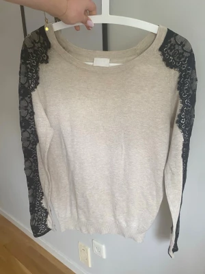Beige stickad tröja med spetsdetaljer - Använd men inga defekter! Super fin och unik tröja som passar till allt! Tunn och skön att ha på sig❣️❣️ priset kan diskuteras💖