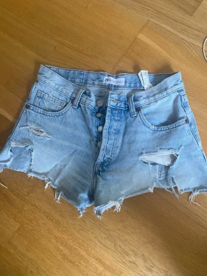Jeans shorts Zara - Använda men inga defekter! Super snygga! Low waisted❣️