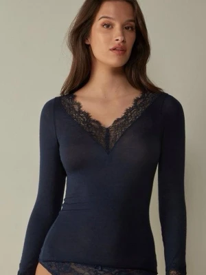 Intimissimi tröja - Snygg mörkblå långärmad topp med v-ringning och dekorativ spets runt halsringningen och vid ärmsluten. Tunn och mjuk känsla, perfekt att styla till både jeans och kjol. Figurnära passform som framhäver siluetten.
