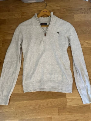 Beige Morris halv zip - Snygg beige Morris halv zip. Köpt på pondus för några veckor sedan för 2300kr. Tröjan är M och passar inte mig därför behöver ja bli av med den. Använd cirka 5 gånger. Mitt pris 850 vid snabb och smidig affär kan gå ner. Skick 10/10. Skriv vid intresse eller frågor!