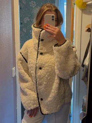 Fluffig jacka Gina tricot - säljer en fluffig jacka från Zara, köptes förra vintern och knabbt använd💕💕 inga defekter!