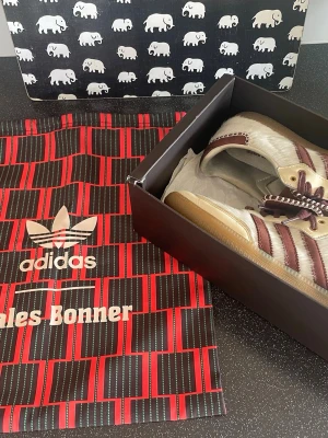 Adidas x Wales Bonner  - Tja!                                                                                           Adidas x Wales Bonner Samba                                           Storlek 42 2/3 | Otroligt fint skick - en liten defekt på ena skon - 5:e bilden | Box och påse medkommer | 100% äkta  | Hör gärna av er vid fler funderingar och frågor
