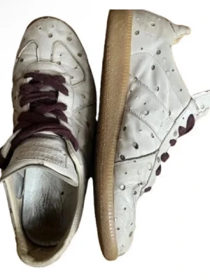 Maison Margiela Gats SS07 - Finns bara ett annat par ute på hela internet!!! Maison Margiela sneakers från fashion week SS07 (2007). Väldigt bra skick med tanke på åldern av skorna. Skorna har ovanlig design, beige gummisula dock har jag dessvärre ingen box. Har nyligen lagat heel tabben och satt nytt lim mellan sulan, så inga åtgärder krävs. Sitter 42-43. Skriv i pm innan köp och även för ytterligare bilder och info / Viktor 🦦  