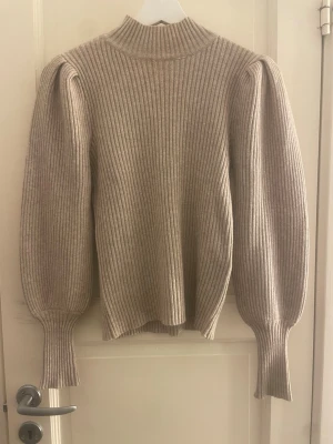 Beige ribbstickad tröja med puffärm - Söt beige stickad stickad tröja från Vero Moda 💕