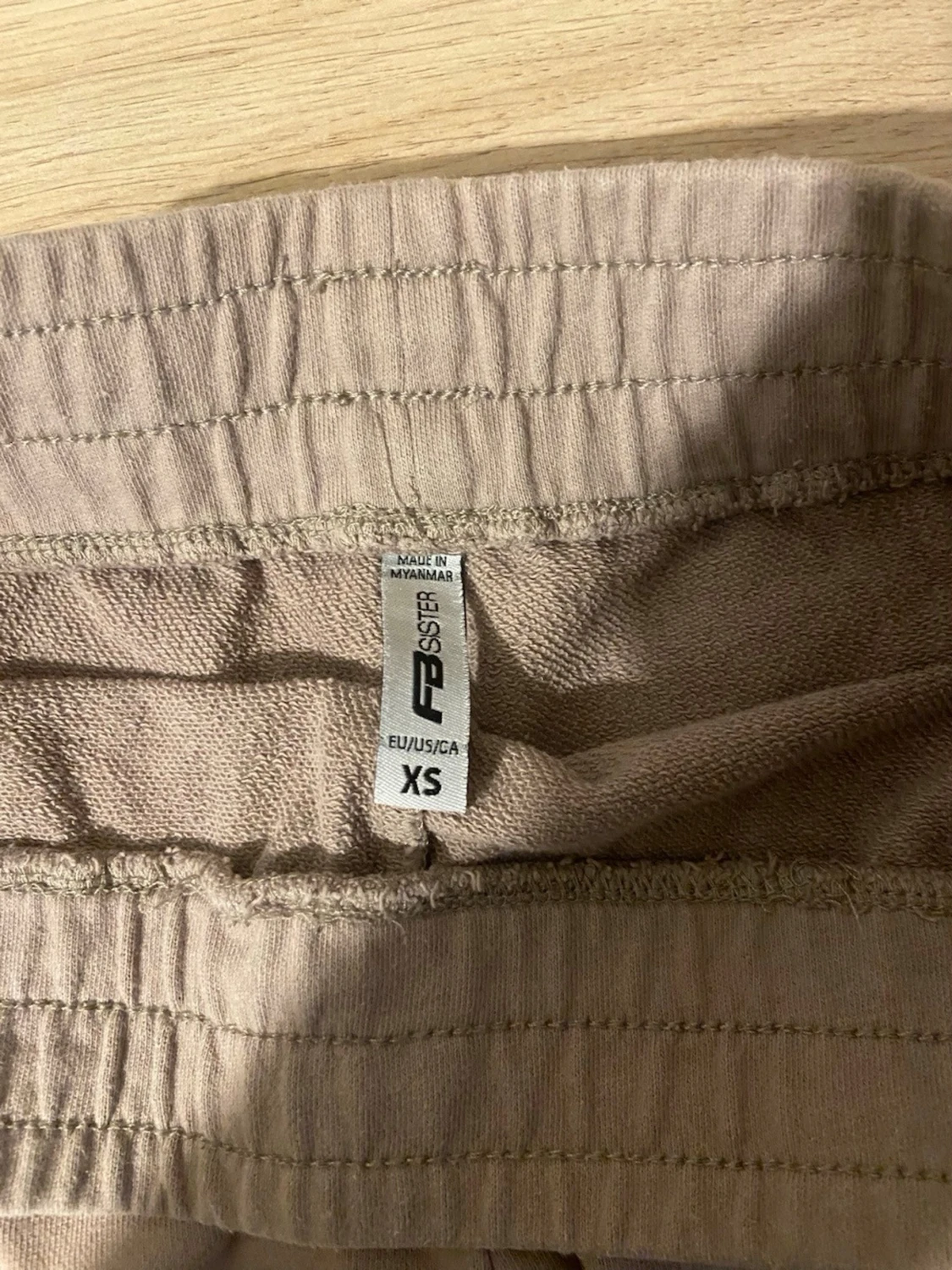 Beige mjukisshorts med vit kant - 2