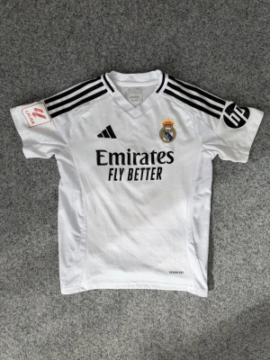 Real Madrid tröja | XXS ~ Mbappé - Real Madrid tröja | Kylian Mbappé på ryggen | XXS passar runt 150-165cm | Mycket bra skick | Knappt använd | Hör av er vid frågor!🙏
