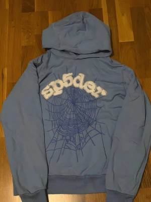   sp5der Hoodie -  💙 Blå färg 👕 Hoodie med luva 📏 Storlek S ✨ Snygg & stilren modell 🧼 Fint skick
