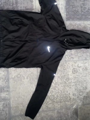 Svart Nike Miller windjacka  - Säljer Nike tech windbraker storlek M har använt den ett par gånger finns inget fläck eller något skriv för mer bilder och information 