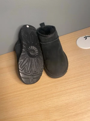 Svarta UGG skor  - Säljer mina UGG skor då jag beställde fel storlek, perfekta nu till vintern, aldrig andvända helt nya!!! Säljer lite billigare än vanligt pris då jag behöver ett par adidas samba nu till hösten. Skriv vid frågor eller funderingar🤝