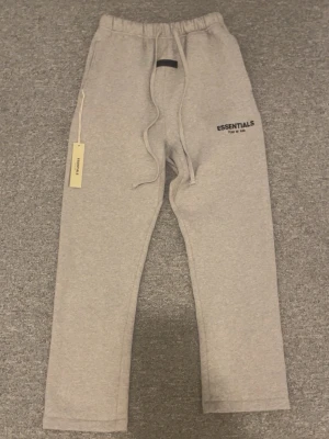 Grå Essentials Fear of God mjukisbyxor - Uncuffed essentials joggers.                                 Helt nya med taggen och påsen.                        Skriv privat om ni behöver mer bilder