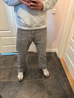 Grå raka jeans  - Gråa jeans från Jack&Jones i storlek 30/32, modell relaxed/chris. Hör av er vid mer frågor eller bilder pris kan diskuteras.