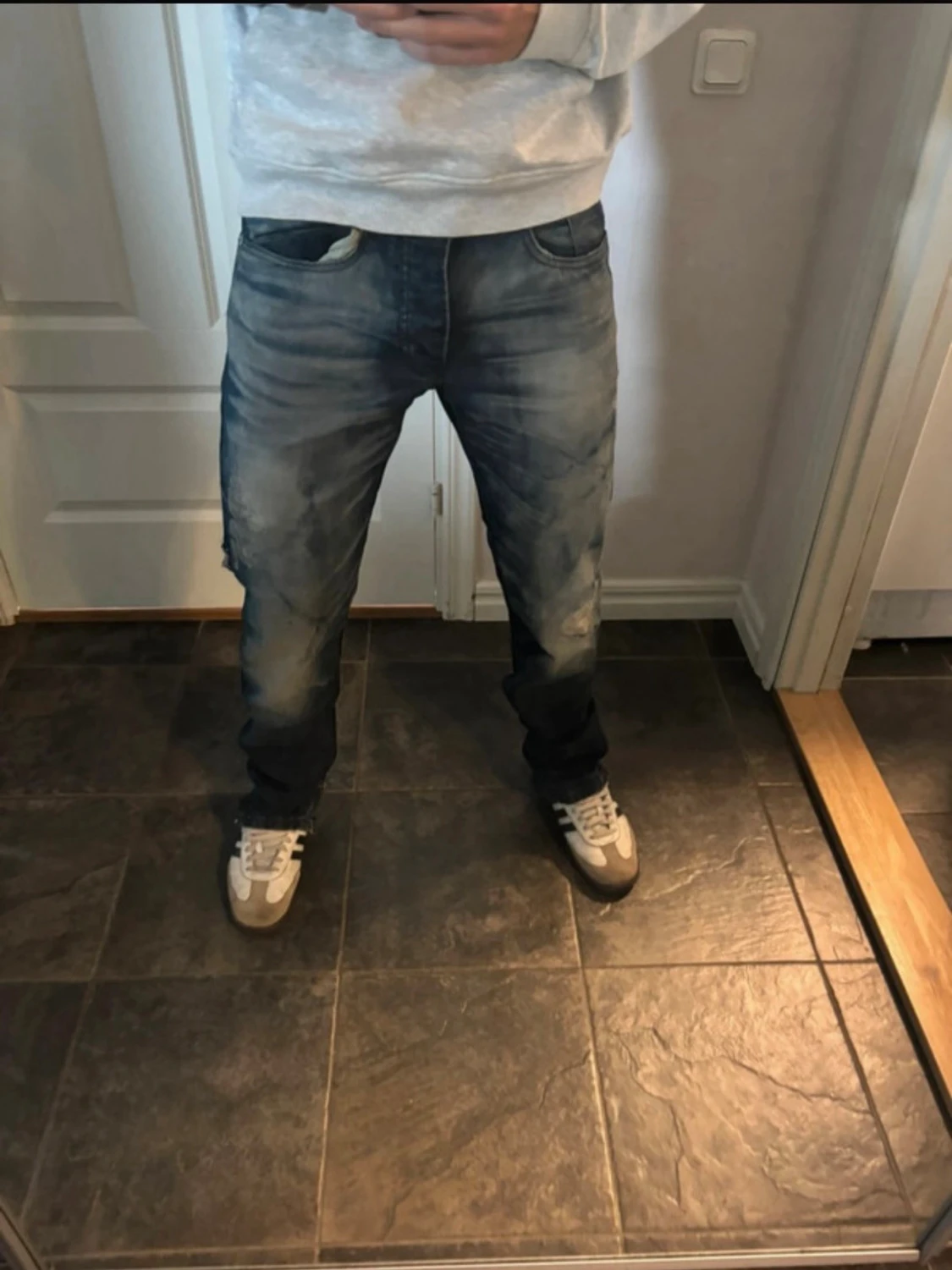 Blå slitna jeans med tvättad look