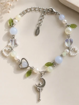 Armband (handmade)  - Armband med mix av vita och blå pärlor, gröna lövdetaljer. Perfekt accessoar för en lekfull och unik stil. Längd 25cm kan justeras mellan 18-24cm