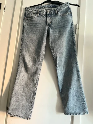 Lågmidjade raka ljusblå jeans - Säljer ett par ljusblå jeans med rak passform och låg midja. Materialet är kraftig denim i 100% bomull med en snygg tvättad look. Passar medium (38) men även small (36)  för men mer baggy look. Uppsydda så att innerbenslängen är 71 cm, så passar någon på 160cm eller kortare. Kan dock sprättas upp, och då blir jeansen längre! Lite slitna i kanterna, men inget man lägger märke till. Pris kan diskuteras!🩷