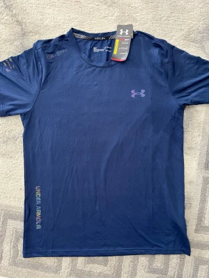 UA T-shirt - Storlek XL men sitter som storlek M