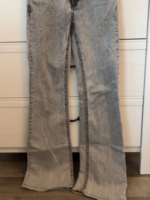 Gråa jeans  - Gråa jeans från Nelly med svarta detaljer på fickorna, säljer för att jag inte använder dom, inga defekter. 