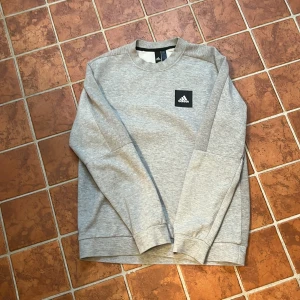 Adidas tröja - Tja, säljer nu min sköna adidas tröja i färgen grå i storlek M. Använda några gånger och inga defekter. Hör av dig vid funderingar. Pris kan diskuteras.