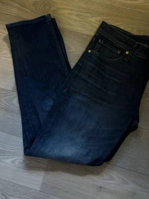 Jack & Jones jeans tapered - Ricktigt schysta Jack and Jones jeans. Storlek w33 l32 men skulle säga att de sitter som w32      Midjemått-43cm.      Ytterbenslängd- 101cm