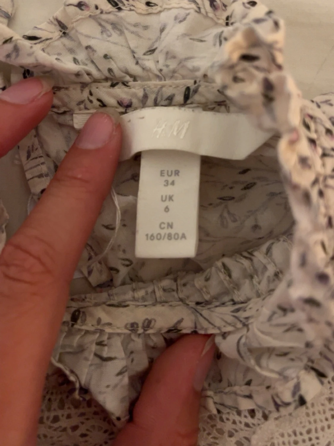 En blus med volang i ärmarna från H&M - 1